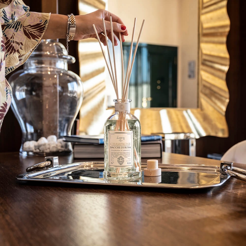 Logevy Champagne e Bacche di Rosa i heritage-interiör med kvällsljus