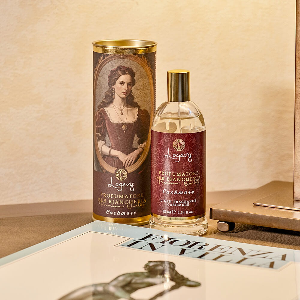 Logevy Cashmere linnespray – mjuk doft med citrus, jasmin, hallon och varm amber.