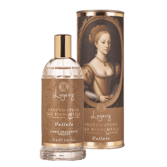 Logevy Velluto linnespray för textilier – mjuk och pudrig textildoft med rosblad, viol och vanilj.